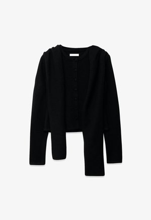Črni pleteni kardigan z okroglim izrezom in sprednjimi gumbi, v kombinaciji z ujemajočim dolgim šalom, ki je prevržen čez ramena na belem ozadju.