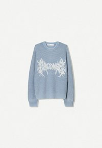 Ljusblå stickad tröja med ribbad struktur, långa ärmar och en framträdande vit grafik tryckt över bröstet.