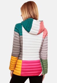 Gewatteerde jas met een capuchon in veelkleurige panelen: teal, roze, grijs, groen, wit en geel. Gestructureerde stof met doorgestikte quilt.