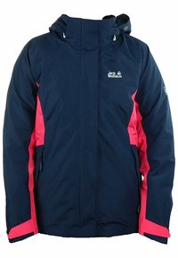 Marinblå vinterjacka med klara rosa sidopaneler, dragkedjefickor, huva samt Jack Wolfskin-logotyp på bröstet och ärmen.