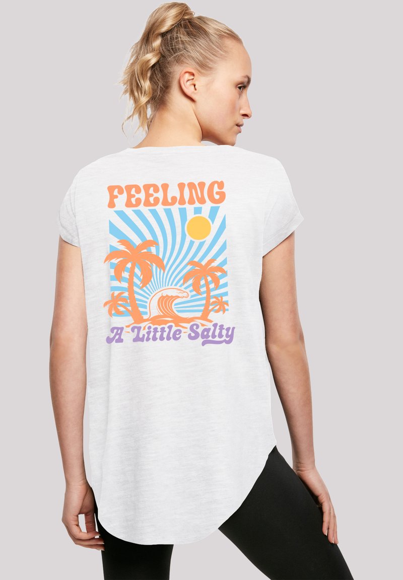 Helles graues Baumwoll-T-Shirt mit abgerundetem Saum. Der Rücken zeigt ein farbenfrohes Motiv mit Palmen, Wellen, Sonne und dem Text: "Feeling A Little Salty."