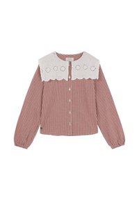 Blusa de cuadros rojos y blancos con mangas largas, un cuello de encaje blanco con recortes florales, y un cierre frontal con botones.