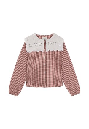 Blusa de cuadros rojos y blancos con mangas largas, un cuello de encaje blanco con recortes florales, y un cierre frontal con botones.