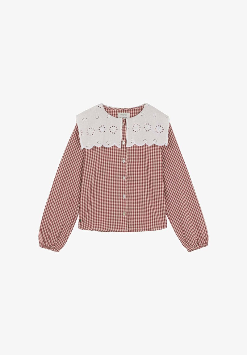 Blusa de cuadros rojos y blancos con mangas largas, un cuello de encaje blanco con recortes florales, y un cierre frontal con botones.