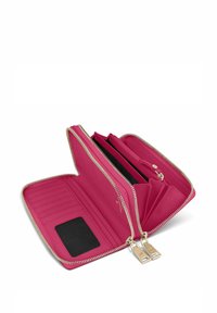 Portafoglio zip-around di un vivace colore rosa, dotato di numerosi scomparti per carte, un portadocumenti nero e una finitura testurizzata. Include dettagli in metallo dorato.