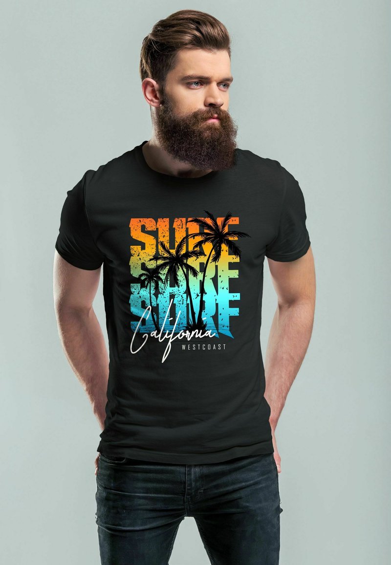 Schwarzes Baumwoll-T-Shirt mit einem orangefarbenen, gelben und blauen Grafikdesign, das Palmen und den Text "Surf California West Coast" zeigt.