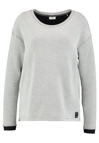 Suéter blanco de manga larga con un patrón de punto texturizado. Presenta un amplio escote barco y puños negros contrastantes. Etiqueta pequeña con logo en el dobladillo.