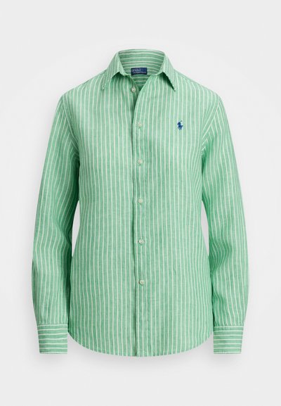 Πράσινο ριγέ πουκάμισο μακρυμάνικο από ελαφρύ ύφασμα. Διαθέτει κολάρο με κουμπιά και μικρό κεντημένο λογότυπο στο αριστερό μέρος του στήθους.