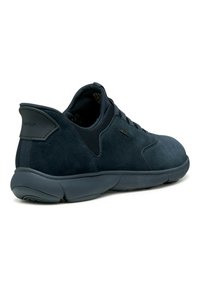 Sneaker in camoscio blu navy con finitura testurizzata, colletto imbottito e suola in gomma liscia. Presenta un dettaglio del logo sul tallone.