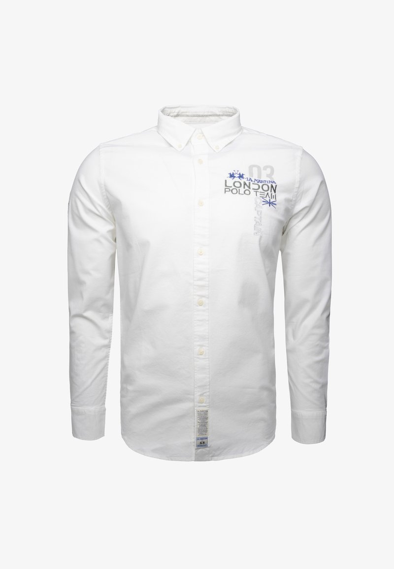 Camicia bianca a maniche lunghe con colletto button-down. Presenta dettagli in blu e grigio ricamati sul lato superiore sinistro e un'etichetta all'orlo.