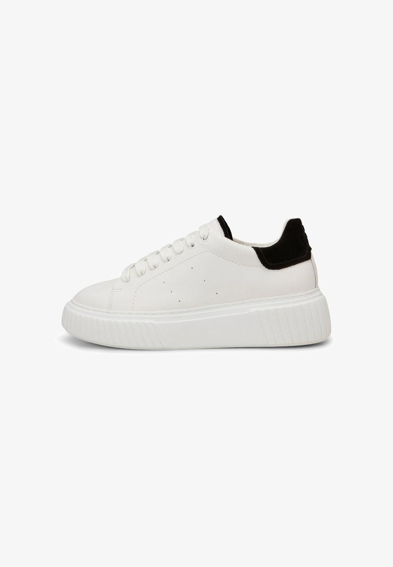 Witte lage sneaker met dikke zool, witte veters en zwarte hielaccent, weergegeven in zijaanzicht van links op een effen achtergrond.