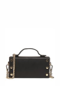Zwarte rechthoekige handtas van leer met een bovenhandvat en een gouden kettingriem. Kenmerkt drie decoratieve gouden studs aan één kant.