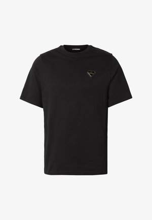 T-shirt noir à manches courtes avec col rond et petit logo en forme de losange sur le côté gauche de la poitrine indiquant "2Y PREMIUM."