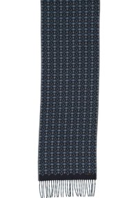 Écharpe tissée en bleu foncé avec un motif géométrique en losanges dans des teintes plus claires, finie avec des bords à franges. Fabriquée en tissu doux.