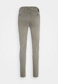 Chinos de algodón gris de corte slim, con dos bolsillos traseros con cierres de botón y trabillas para el cinturón. Textura suave con detalles mínimos.