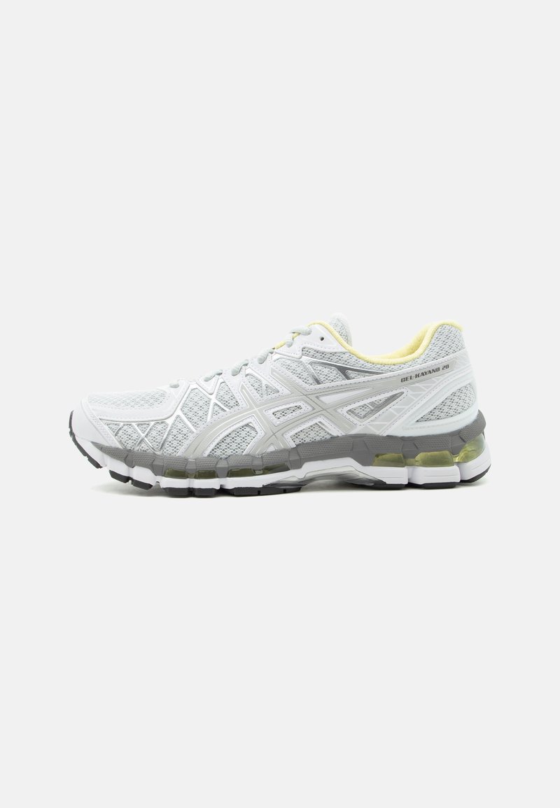 Chaussure de course blanche et grise avec doublure intérieure jaune, dessus en mesh et amorti visible en gel dans la semelle sur fond uni.