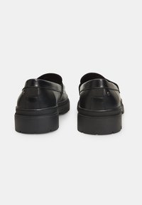 Zwarte leren schoenen met een lage profiel, met een gladde textuur, ronde neus en een gestructureerde rubberen zool. Versterkte hiel en stiksels.