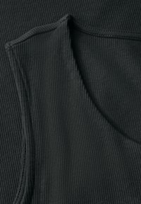 Czarny prążkowany top na ramiączkach z okrągłym dekoltem i surowymi krawędziami, charakteryzujący się gładką fakturą i delikatnymi pionowymi liniami.