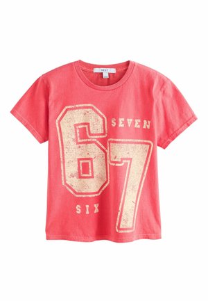 Koralowy bawełniany t-shirt z krótkim rękawem z dużymi postarzanymi białymi cyframi "6" i "7" oraz napisami "six" i "seven" nadrukowanymi z przodu.