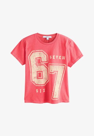 Koralowy bawełniany t-shirt z krótkim rękawem z dużymi postarzanymi białymi cyframi "6" i "7" oraz napisami "six" i "seven" nadrukowanymi z przodu.