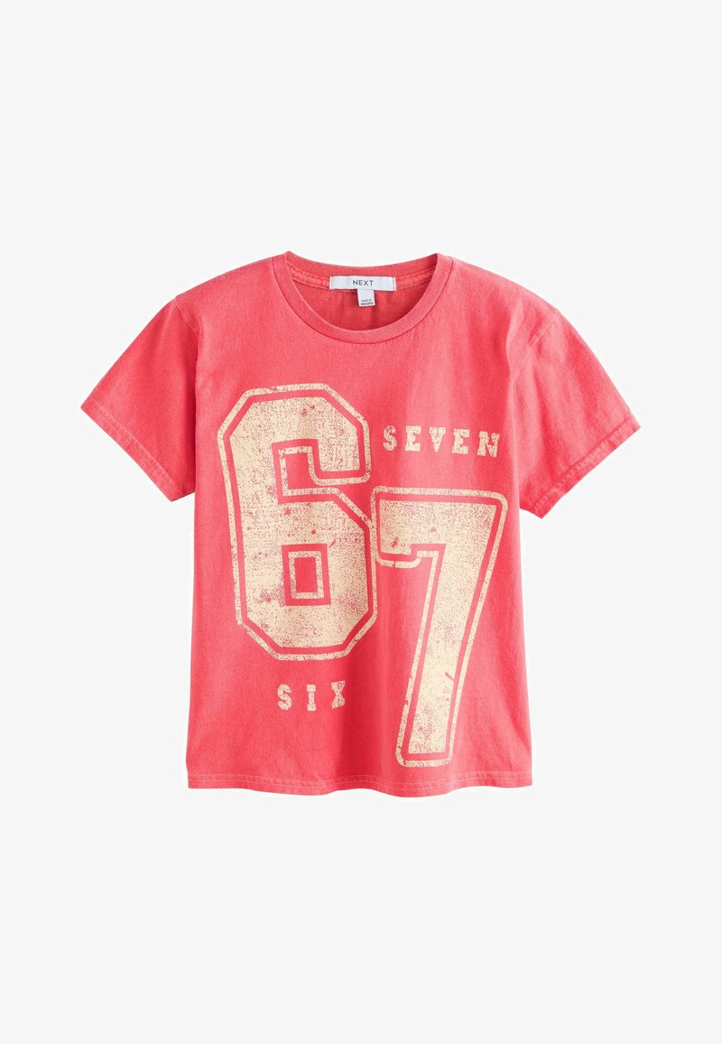T-shirt en coton corail à manches courtes avec grands chiffres blancs usés "6" et "7" et les mots "six" et "seven" imprimés à l'avant.