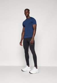 Pier One Sport SEAMLESS SPACE DYE 2 PACK - Paprasti marškinėliai - dark blue/bordeaux