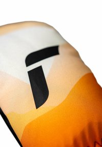 Mehrfarbiges, weiches Kissen in Farbverlaufsschattierungen von Orange und Gelb mit einem auffälligen schwarzen Logo-Design. Glatte Textur, runde Form.