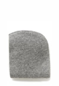 Bonnet en laine gris doux avec un sommet arrondi et une texture tricotée simple, posé à plat sur un fond blanc.