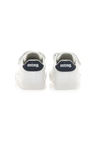 Zapatillas blancas con un acabado de cuero suave, puntera redondeada y una trabilla en el talón de color azul marino con el logo "mtng.". Diseño con cordones.