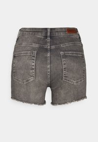 Vue de dos d'un short en denim gris avec des ourlets effilochés, deux poches arrière, des passants de ceinture et une petite étiquette de marque en cuir marron sur la ceinture.