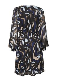 Bunt gemustertes Kleid mit fließendem Design, das eine smockierte Taille, lange Ärmel und ein wirbelndes abstraktes Muster in Blau, Schwarz und Beige aufweist.
