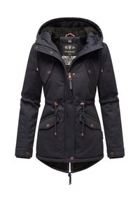 Granatowa parka z kapturem wyłożonym sztucznym futrem, z regulowanym pasem, dwoma kieszeniami na piersi i metalowymi akcentami. Zamek błyskawiczny z przodu oraz regulowane mankiety.