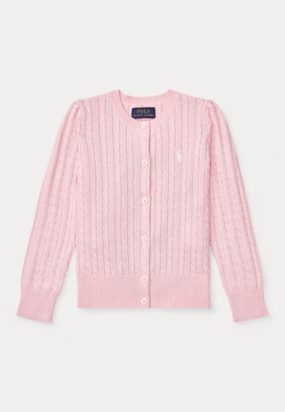 Różowy kardigan z splotem warkoczowym, z długimi rękawami, zapinany na guziki z przodu, z prążkowanymi mankietami i dołem oraz z metką Polo Ralph Lauren wewnątrz kołnierza.