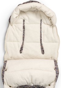 Vadderad babysovpåse med en krämfärgad fleeceinredning, mönstrad utsida i marinblått med blommiga texturer och dragskon i toppen för stängning.