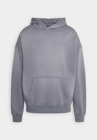 Harmaa huppari, jossa edessä kenguruntasku, resorit hihansuissa ja helmassa, esillä yksinkertaista valkoista taustaa vasten.