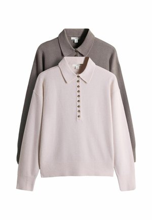 Zwei langärmelige Pullover mit Kragen, einer beige mit Knöpfen vorne und einer grau, übereinander auf weißem Hintergrund.