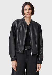 Giubbotto bomber in pelle nera con scollo rotondo, chiusura con zip e polsini elasticizzati; presenta una texture liscia e una vestibilità su misura.