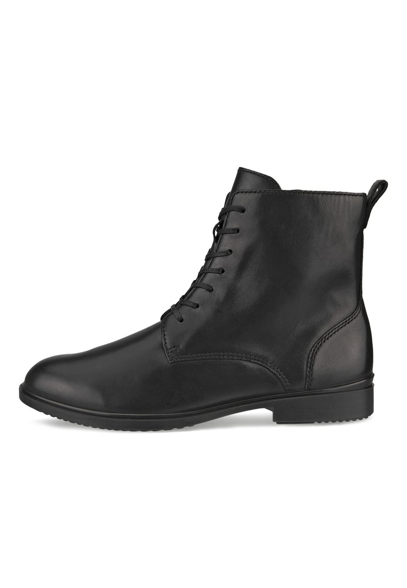 Bota de cuero negro hasta el tobillo con un acabado liso, punta redondeada, parte frontal con cordones y una lengüeta en la parte posterior. Suela de goma para mayor tracción.