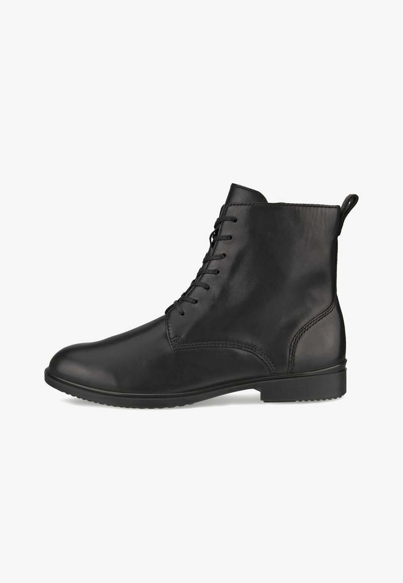 Zwarte leren enkelboot met een gladde afwerking, ronde neus, vetersluiting aan de voorkant en een lussen achteraan. Rubberen zool voor grip.