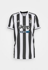 Maillot domicile de la Juventus avec des rayures verticales noires et blanches, à manches courtes, col rond, arborant le logo "Jeep" et trois étoiles dorées au-dessus.