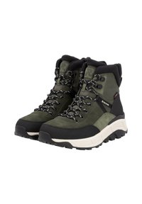 Bottes de randonnée vertes avec des accents noirs, dotées d'un col rembourré, d'un dessus texturé et d'une semelle en caoutchouc épaisse. Lacets noir et blanc avec des crochets en métal.