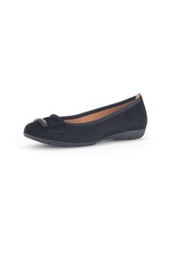 Zwarte suède ballerina's met een ronde neus, voorzien van een decoratieve strik aan de voorkant en een gemodelleerde rubberen zool.
