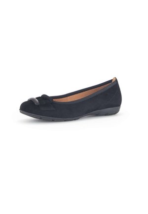 Schwarze Wildleder-Ballerinas mit runder Spitze, die vorne eine dekorative Schleife und eine strukturierte Gummisohle haben.