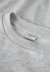 Szara bluza z prążkowanym, okrągłym dekoltem i miękką fakturą. Widoczna jest metka "TWO SOON", wskazująca rozmiar S.