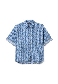 Camicia a maniche corte con bottoni realizzata in tessuto leggero, caratterizzata da un motivo a righe blu e bianche con piccoli dettagli floreali disseminati.