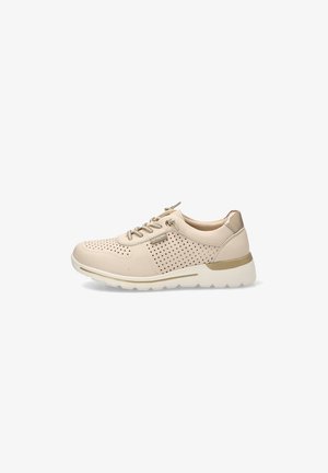 Zapatilla deportiva de cuero perforado beige con cierre de cordones, cuello acolchado y suela de goma blanca con acento dorado claro en el talón.