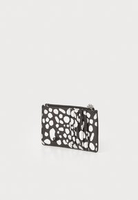 Portafoglio a schede nero e bianco con macchie, realizzato in pelle dalla texture unica, caratterizzato da una chiusura con zip e molteplici slot per carte su un lato.