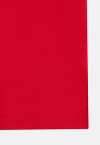 Campione di tessuto rosso con una consistenza liscia. Il materiale è uniforme nel colore con un sottile motivo a coste, rifinito con bordi netti.