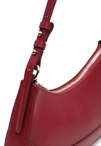 Rote Leder-Umhängetasche mit glatter Oberfläche, Reißverschluss und verstellbarem Tragegurt mit metallischen Akzenten und Stichdetails.