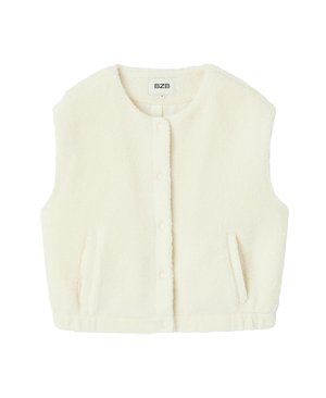 Veste crème duveteuse avec un col rond, des fermetures à pression à l'avant et des poches latérales. Texture douce, sans manches, avec une bande inférieure ajustée.